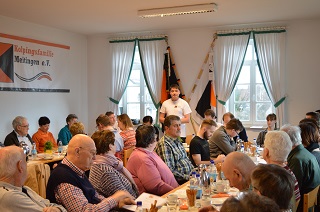 Foto vom vollbesetzten Raum im Haus St. Wolfgang